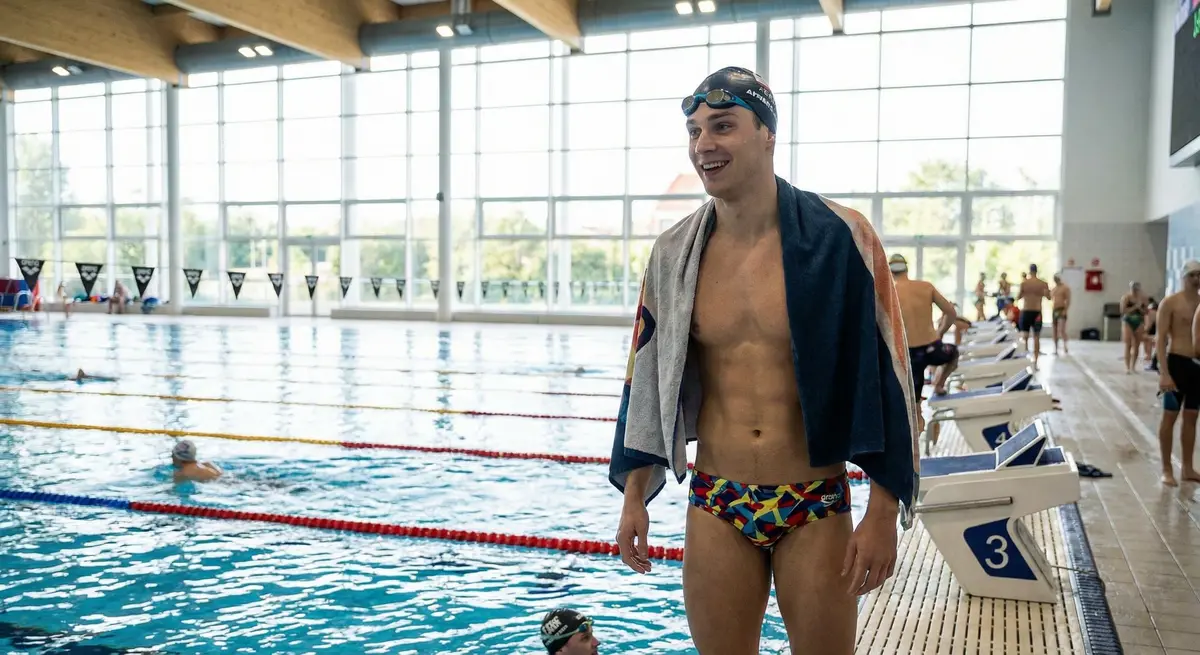 سباح يقوم بتدريبات السرعة والرشاقة على حوض السباحة