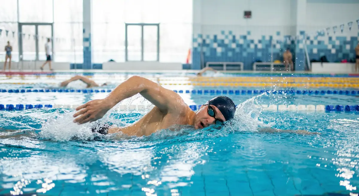 سباح يقوم بتمارين القوة والتحمل في صالة الألعاب الرياضية